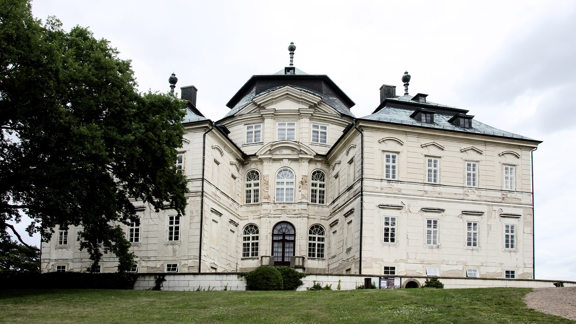 Zamek Karola Korony | Chl. n. Cidlinou, Czechy